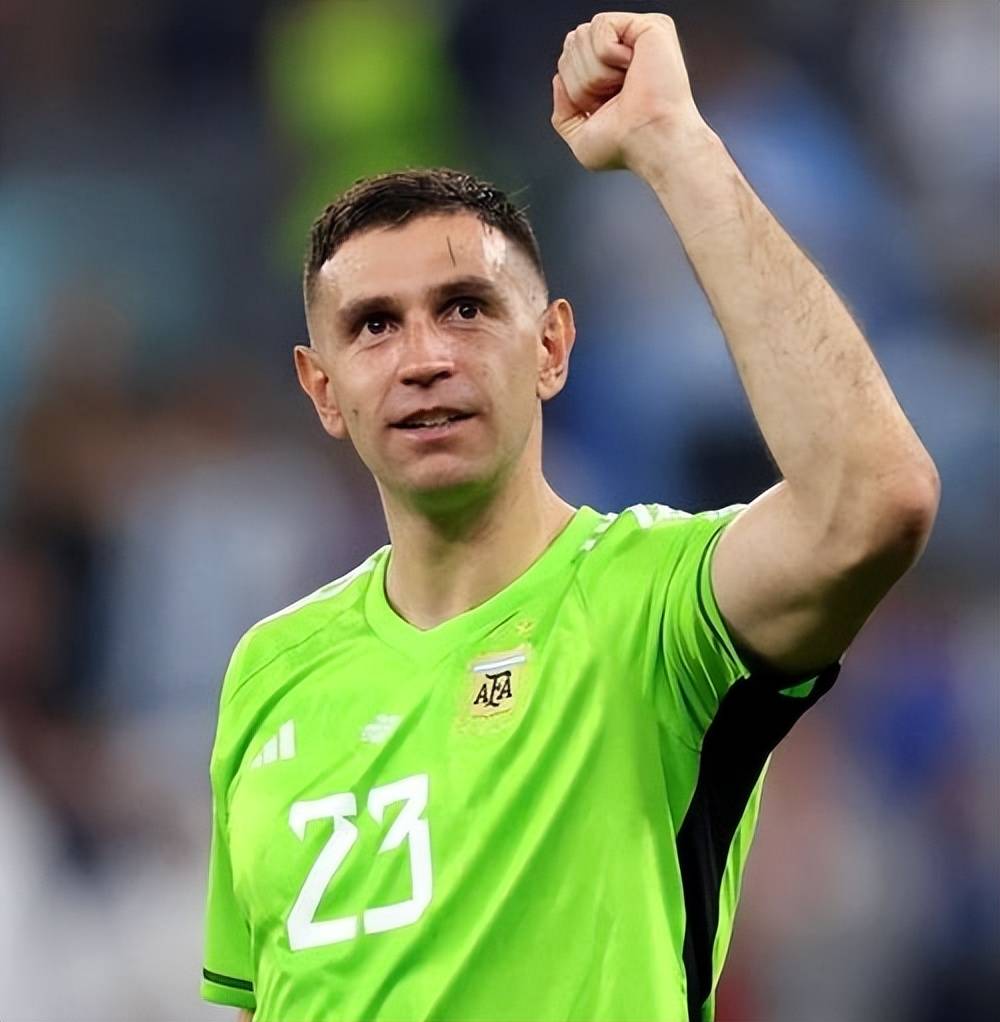 西汉姆训练开放日，清晨豪取连胜引欢呼，英超在即，身体对抗强度拉满的简单介绍yy易游电竞